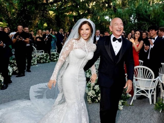 Lauren Sanchez y Jeff Bezos en una imagen tomada durante su boda, compartida en redes sociales por la propia Sánchez.