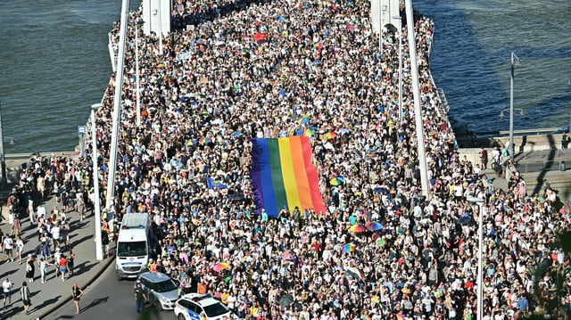 Tausende Teilnehmer der Pride-Demonstration in Budapest laufen über die Elisabeth-Brücke