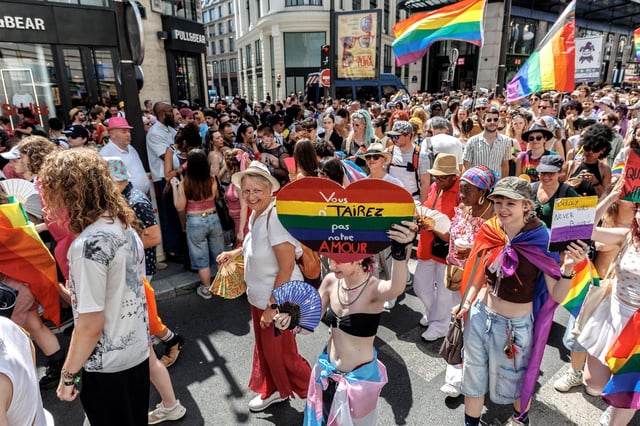 Sous une chaleur écrasante, plusieurs milliers de personnes ont participé à la « marche des fiertés » dans les rues de Paris, ce samedi 28 juin 2025.
