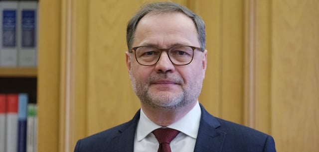 ARCHIV - 17.02.2023, Sachsen, Leipzig: Andreas Korbmacher, Präsident des Bundesverwaltungsgerichtes, in seinem Arbeistzimmer. (zu dpa: «Gerichtschef zweifelt am Festhalten an Asyl-Zurückweisungen») Foto: Sebastian Willnow/dpa +++ dpa-Bildfunk +++