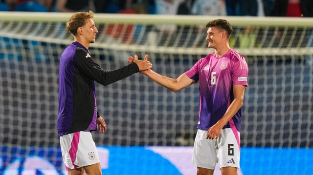U21-Kapitän Eric Martel klatscht bei der EM 2025 mit Nelson Weiper ab.