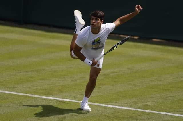 Tennis - Wimbledon Preview - All England Lawn Tennis and Croquet Club, London, Britain - June 27, 2025   Spain's Carlos Alcaraz during practice REUTERS/Andrew Couldridge