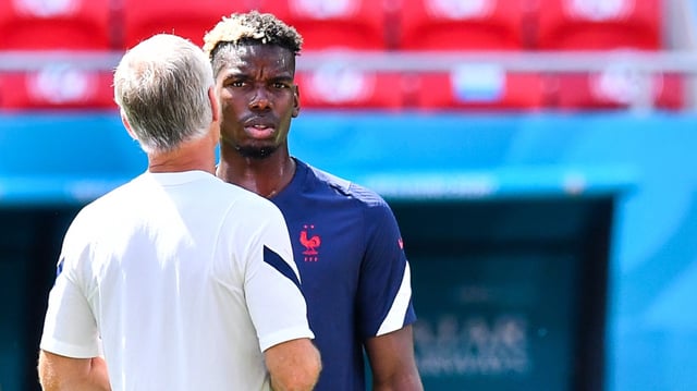 Paul Pogba en discussion avec Didier Deschamps sous les couleurs de l’équipe de France.