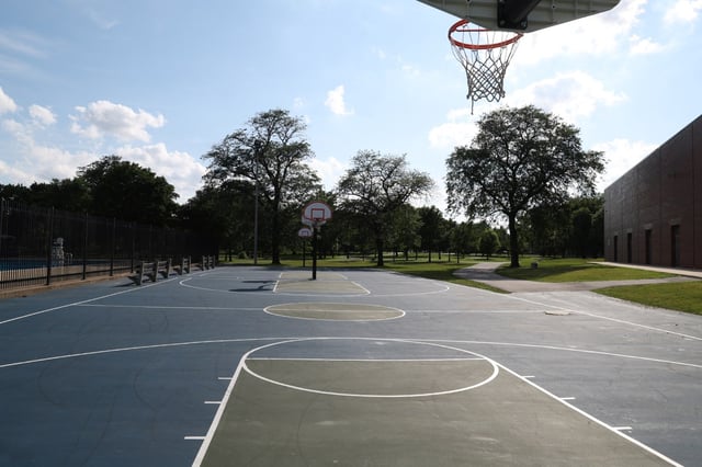 The basketball courts in Douglass Park in Chicago are empt, June 27, 2025, a day after two teens were shot nearby, one fatally, allegedly. (Terrence Antonio James/Chicago Tribune)