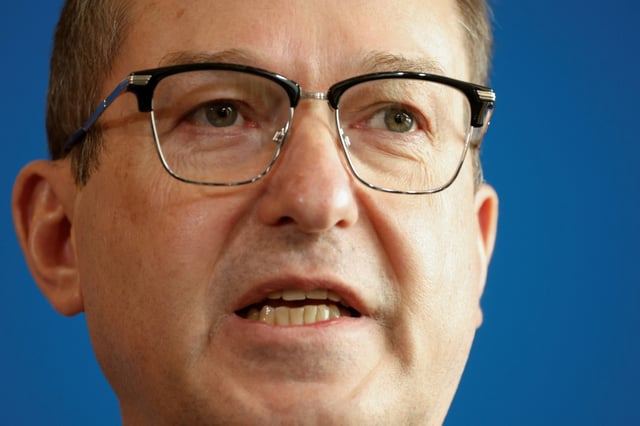 Bundesinnenminister Alexander Dobrindt (CSU) hat sich bei seinem Besuch in Israel zunächst mit Angehörigen von in den Gazastreifen verschleppten Geiseln getroffen.
