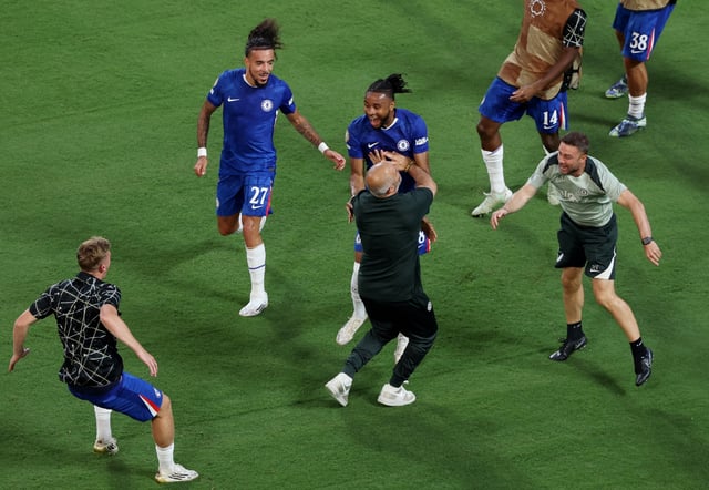 Christopher Nkunku de Chelsea célèbre son deuxième but avec ses coéquipiers et l’entraîneur de Chelsea Enzo Maresca.