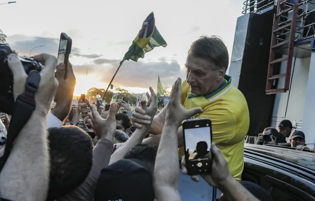 L'ancien président brésilien d'extrême droite Jair Balsonaro salue ses partisans lors d'une manifestations, le 7 mai 2025 à Brasilia