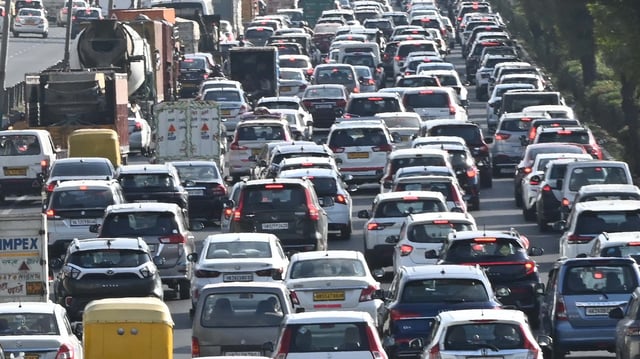  Traffic was diverted to a narrow service lane, which led to extreme congestion and stranded vehicles.