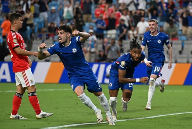 Les joueurs de Chelsea Pedro Neto (centre gauche), Christopher Nkunku (centre droite) et Cole Palmer (droite) célèbrent le deuxième but de leur équipe contre le Benfica Lisbonne, le 28 juin 2025 à Charlotte au Mondial des clubs