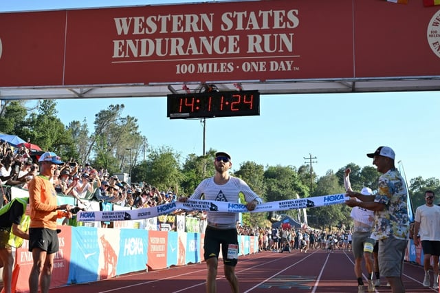 Caleb Olson passe en vainqueur la ligne d'arrivée de la Western States 100, le 28 juin 2025 à Auburn (Etats-Unis)