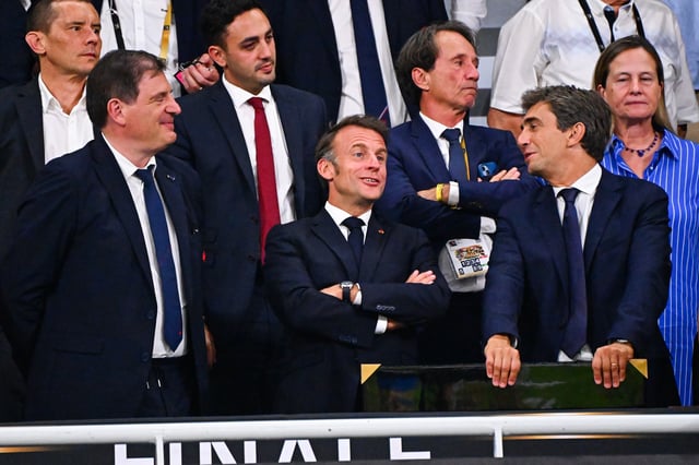 Emmanuel Macron a assisté à la finale en tribune, entouré du président de la FFR, Florian Grill (à gauche) et de celui de la LNR, Yann Roubert.