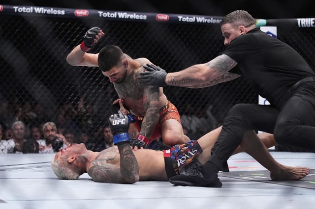 Ilia Topuria golpeando a Charles Oliveira, noqueado en la lona
