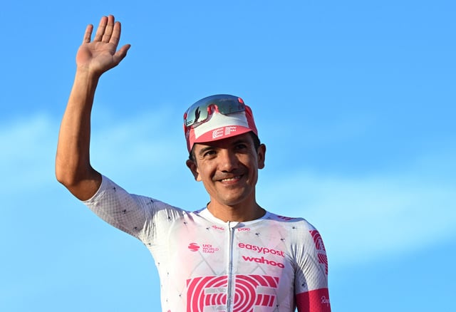 Cycling - Giro d'Italia - Stage 21 - Rome to Rome - Italy - June 1, 2025 EF Education - EasyPost's Richard Carapaz celebrates on the podium after finishing third place in the Giro d'Italia REUTERS/Jennifer Lorenzini