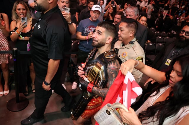 Ilia Topuria abandona el octágono con el cinturón de campeón de la UFC