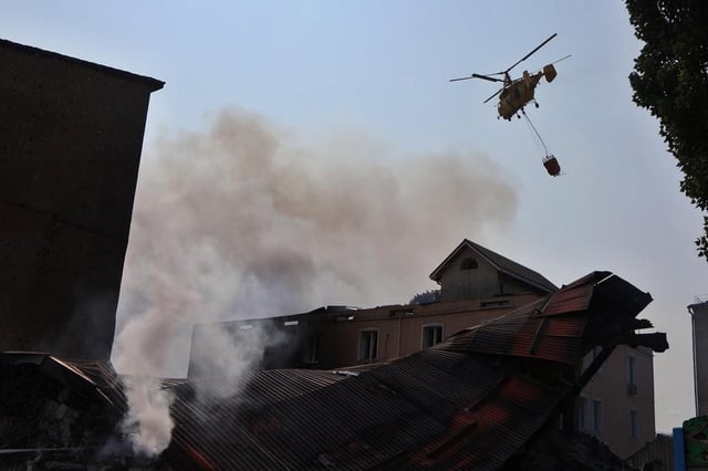 Un helicóptero del servicio de emergencias ucraniano responde a un ataque lanzado por Rusia.
