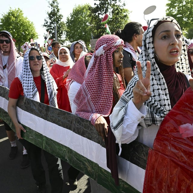 Eine <a href="https://www.berliner-zeitung.de/news/berlin-12000-demonstrieren-fuer-gaza-50-festnahmen-bei-ausschreitungen-li.2335570">propalästinensische Demo</a> in <a href="https://www.berliner-zeitung.de/topics/berlin">Berlin</a>.