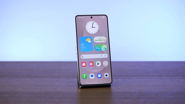 Samsung bringt ein neues Widget für den Sperrbildschirm. Das Bild zeigt das Galaxy S25 Edge.