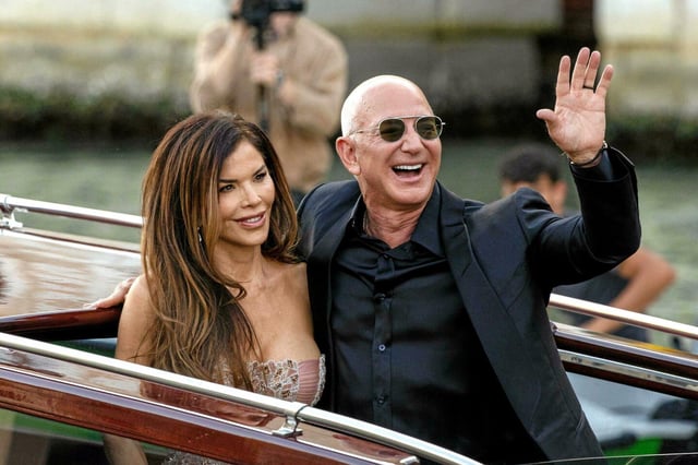 Jeff Bezos et Lauren Sanchez samedi 28 juin avant la soirée de célébrations de leur mariage.

