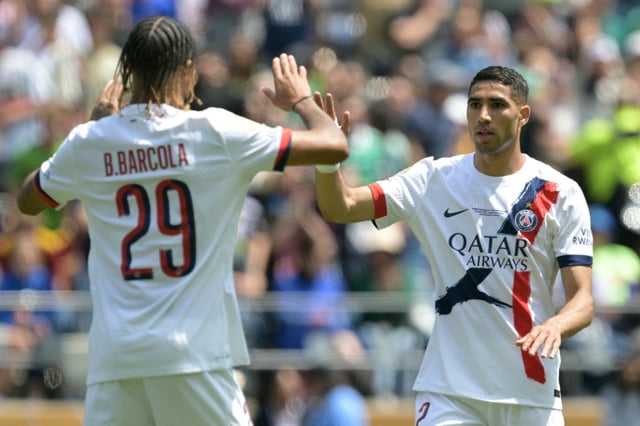 Le défenseur marocain du PSG Achraf Hakimi (droite) félicité par son coéquipier Bradley Barcola pour son but contre les Seattle Sounders au Mondial des clubs, le 23 juin 2025 à Seattle