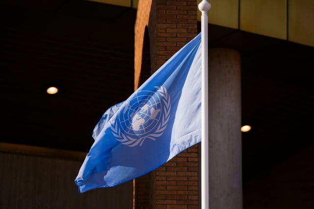 Detalle de las banderas de la ONU que marca el inicio del cónclave internacional de la celebración de la IV Conferencia Internacional sobre Financiación del Desarrollo, a 29 de junio de 2025 en Sevilla (Andalucía, España).