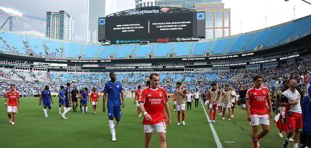 Alle runter vom Feld: Das Stadion in Charlotte wird geräumt