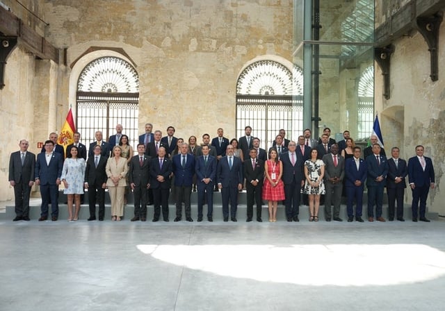 Fotografía de autoridades al inicio de la reunión de la CAF