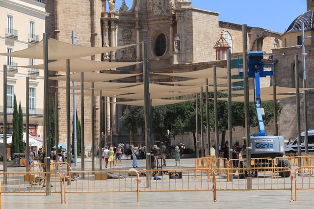 Reinstalan los toldos de la plaza de la Reina contra la ola de calor en València