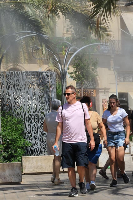 Reinstalan los toldos de la plaza de la Reina contra la ola de calor en València