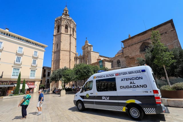 Reinstalan los toldos de la plaza de la Reina contra la ola de calor en València