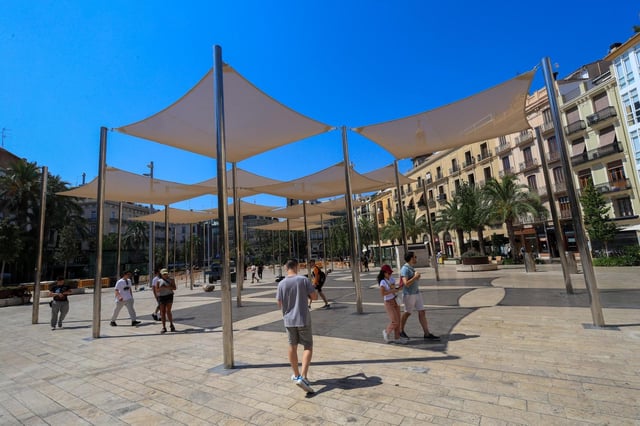 Reinstalan los toldos de la plaza de la Reina contra la ola de calor en València