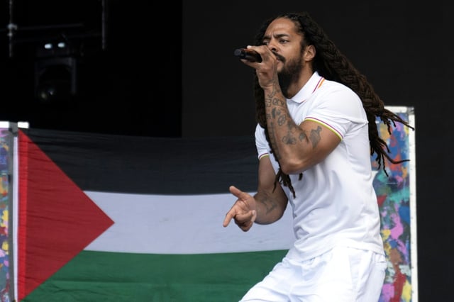 Bobby Vylan, l'un des membres du groupe de rap britannique Bob Vylan, en concert au festival de Glastonbury à Pilton, dans le sud-ouest de l'Angleterre, le 28 juin 2025