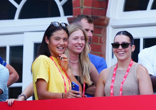 Emma Raducanu (l.) als Zuschauerin bei einem Match von Carlos Alcaraz in London