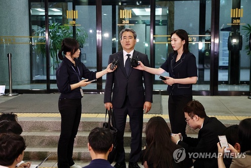 Song Jin-ho (C), a lawyer for former President Yoon Suk Yeol, speaks to reporters after Yoon underwent questioning by a special counsel team at the Seoul High Prosecutors Office in southern Seoul on June 29, 2025. (Yonhap)