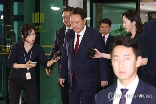 Former President Yoon Suk Yeol leaves the Seoul High Prosecutors Office in southern Seoul on June 29, 2025. (Pool photo) (Yonhap)