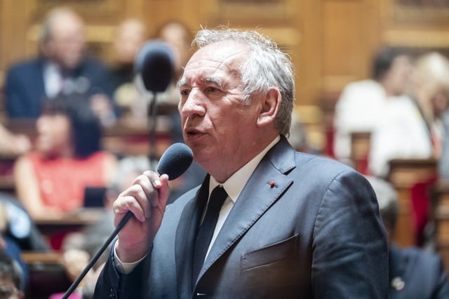 « Je n'ai jamais de dîner politique », a-t-il insisté, en accusant les journalistes de se faire « l'expression d'accusations qui sont des accusations destinées à nuire », ajoutant travailler « de 7 heures et demie du matin jusqu'à minuit, tous les jours ».