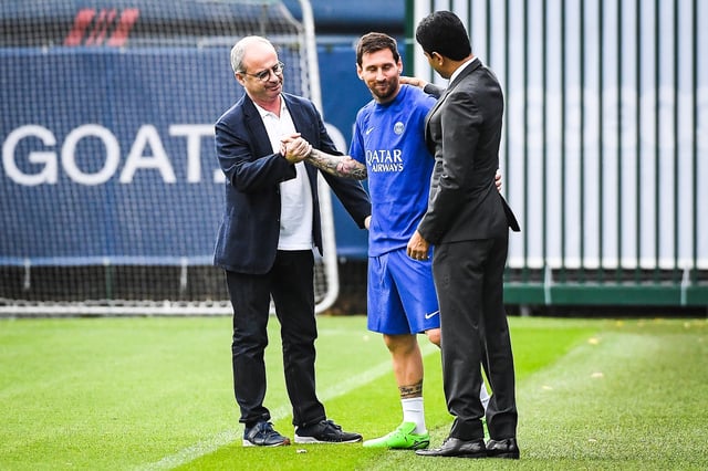 Ici avec Luis Campos et Nasser Al-Khelaïfi, Lionel Messi a passé deux années... mouvementées sur les bords de la Seine, entre 2021 et 2023.