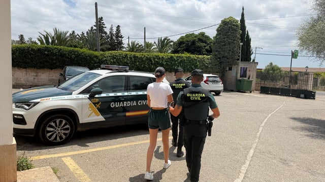 Una de las detenidas junto a los agentes de la Benemérita