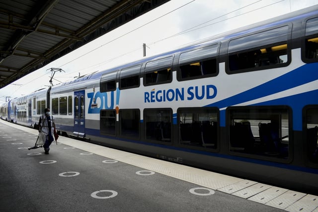 En gare de Hyeres (Var), le TER Zou Sud Provence-Alpes-Côte-d'Azur, en 2021.