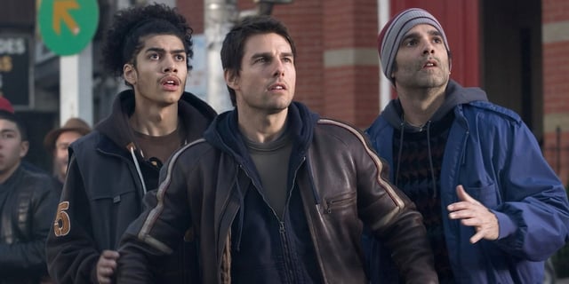 Tom Cruise, Yul Vazquez, and Rick Gonzalez in War of the Worlds