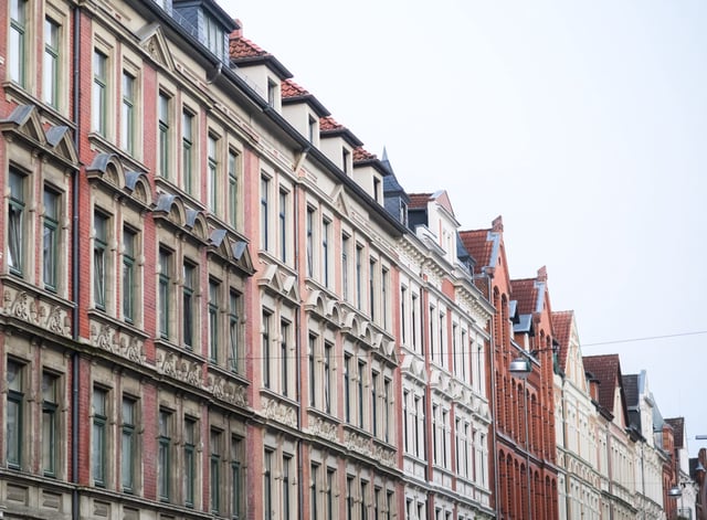 Die Mietpreisbremse sorgt in angespannten Wohnungsmärkten dafür, dass die Miete bei Abschluss eines neuen Mietvertrags im Grundsatz nicht mehr als zehn Prozent über der ortsüblichen Vergleichsmiete liegen darf.