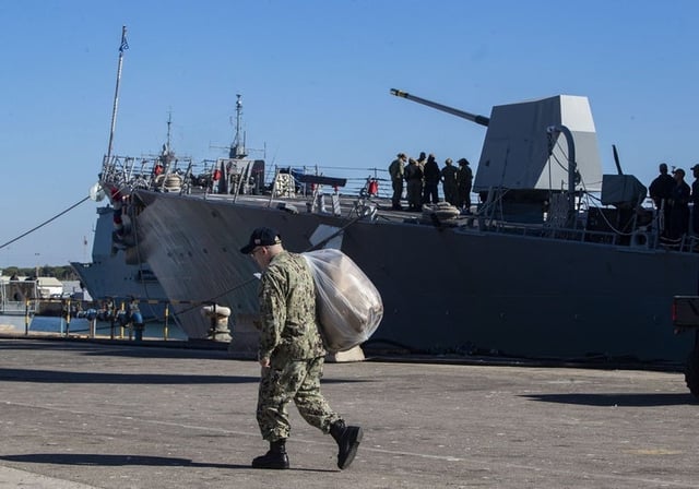 Un miembro de la tripulación del destructor estadounidense USS Bulkeley en la base de Rota