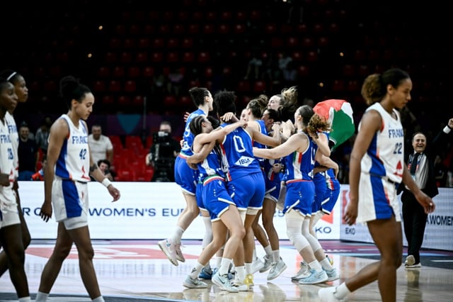Les joueuses italiennes (en bleu) célèbrent leur victoire contre la France lors de l'Euro de basket féminin au Pirée (Grèce) le 29 juin 2025.