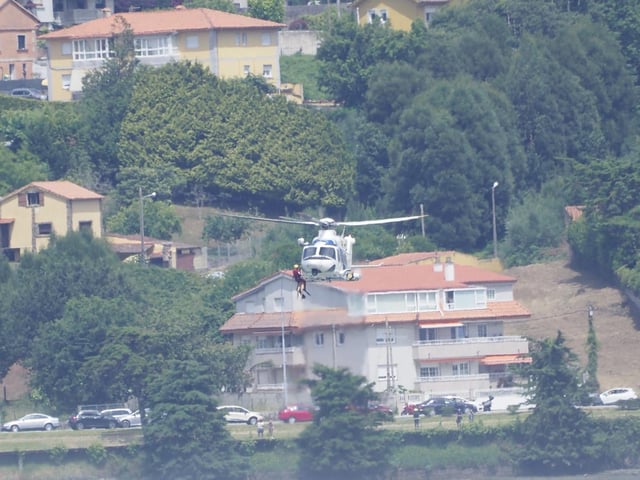 El helicóptero «Pesca 1» de Gardacostas rescata al bañista en la Foz do Miñor