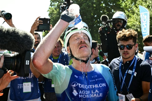 Dorian Godon (Décathlon-AG2R) se désaltère après sa victoire au Championnat de France sur route le 29 juin 2025 aux Herbiers