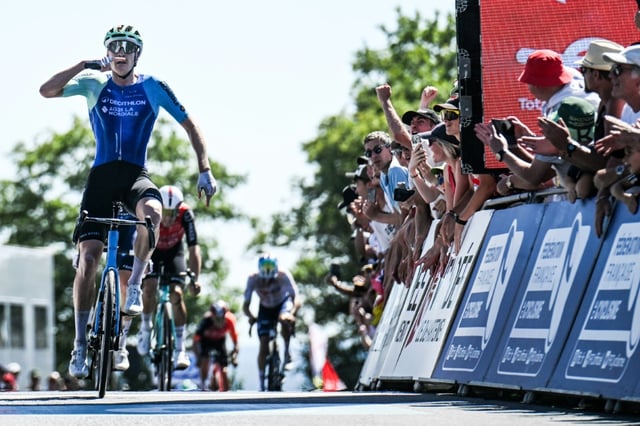 Dorian Godon (Décathlon-AG2R) coupe en vainqueur la ligne d'arrivée du Championnat de France sur route le 29 juin 2025 aux Herbiers