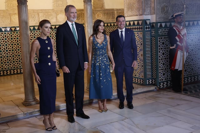 El rey Felipe VI y la reina Letizia, junto al presidente de la Junta de Andalucía, Juanma Moreno, y su esposa Manuela Villena López en la cena de gala.