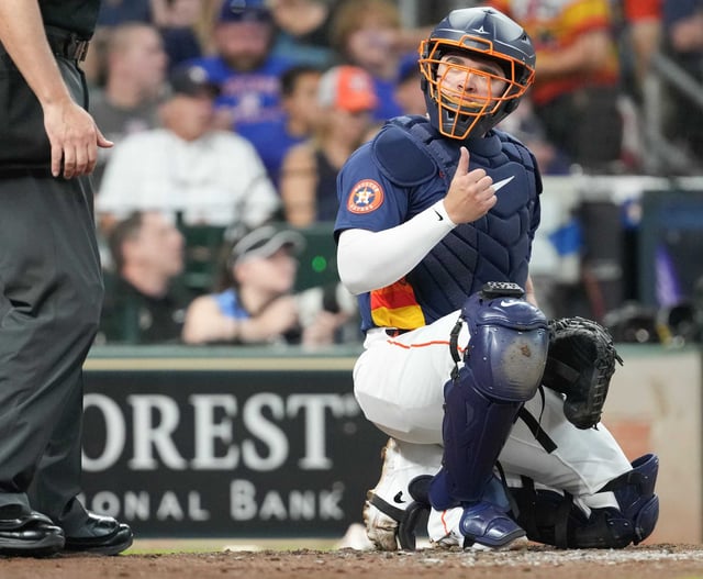 Houston Astros catcher Yainer Diaz (21) gives a thumbs up after getting hit by a ball in the third inning against the Chicago Cubs at Daikin Park in Houston on Sunday, June 29, 2025.