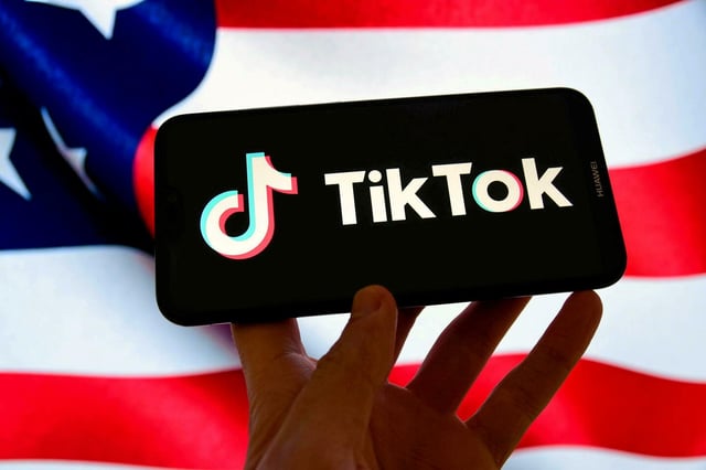 En vertu d’une loi votée au Congrès en 2024, TikTok reste sous le coup d’une interdiction aux États-Unis si sa maison mère ByteDance n’en abandonne pas le contrôle.
