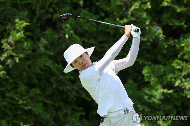 Lee So-mi of South Korea tees off on the sixth hole during the final round of the Dow Championship at Midland Country Club in Midland, Michigan, on June 29, 2025, in this Getty Images photo. (Yonhap)