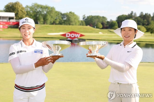 Im Jin-hee (L) and Lee So-mi of South Korea hoist their trophies after winning the Dow Championship at Midland Country Club in Midland, Michigan, on June 29, 2025, in this Getty Images photo. (Yonhap)
